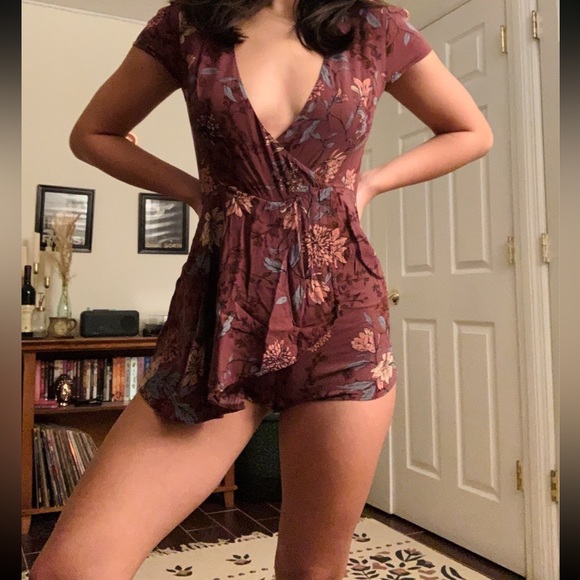 Urban Outfitters Kimchi Blue Floral Maroon Romper Size 4 - Picture 2 of 5